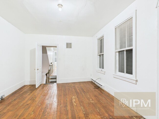 Building Photo - Beautiful 3 Bedroom, 1 Bath Colonial Home ...