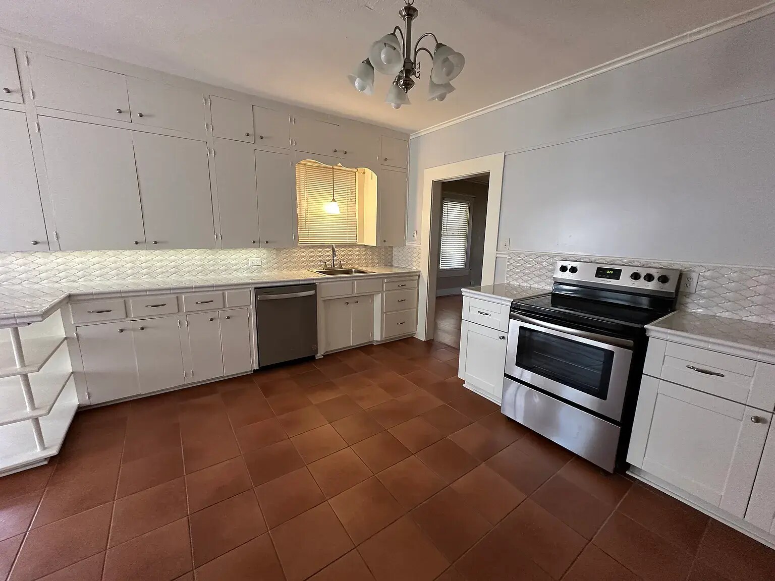 Kitchen - 521 E Charnwood St