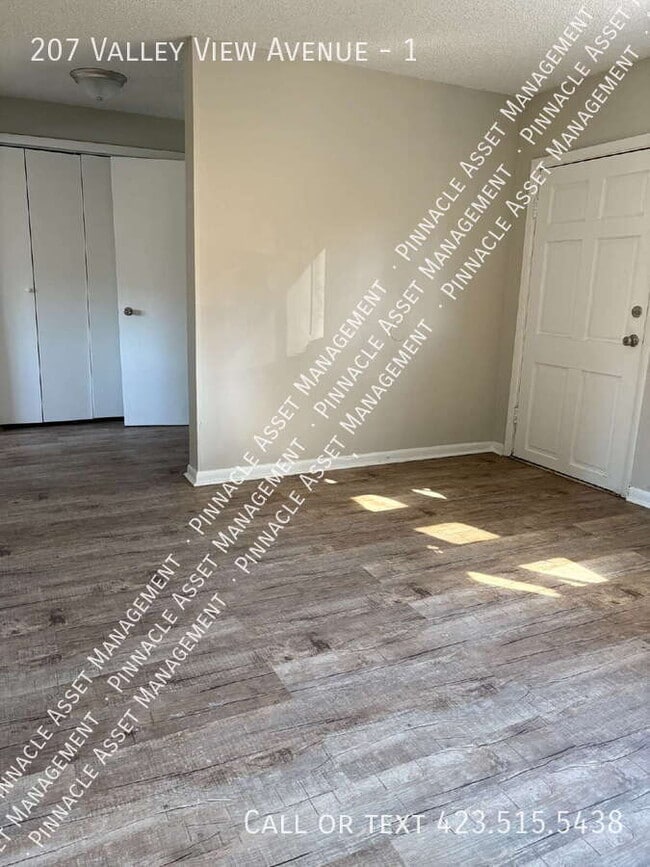 Building Photo - 207 Valley View Ave