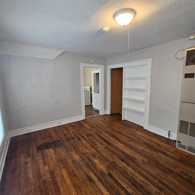 Building Photo - 919 Davis Ave NW