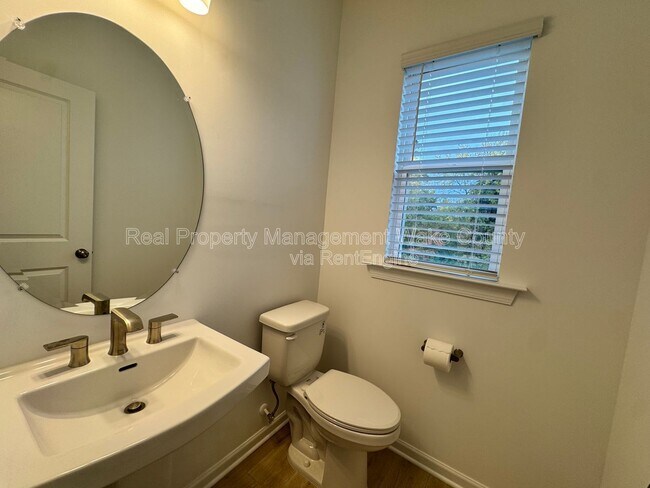 Building Photo - 416 Rowe Wy