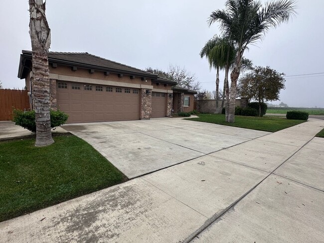 Building Photo - SW Visalia Home coming soon!!