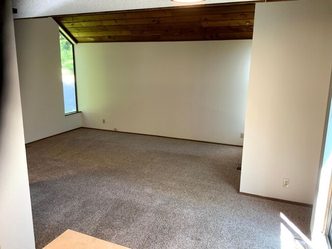 Building Photo - Two Bedroom Duplex in South Hills Area