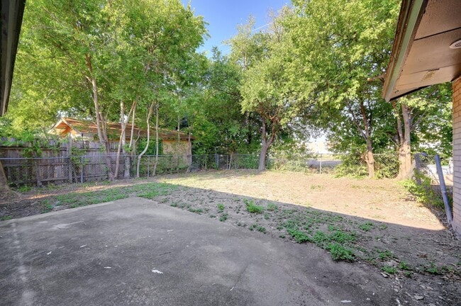 Building Photo - 2105 Darwin Dr