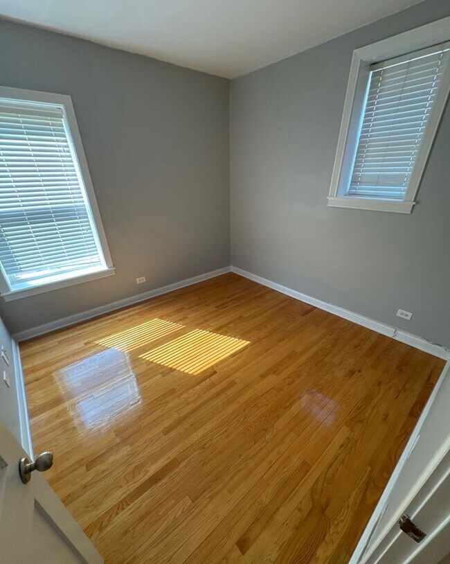 Building Photo - Beautiful 3 bedroom 2 bathroom condo In Near Presidential Library