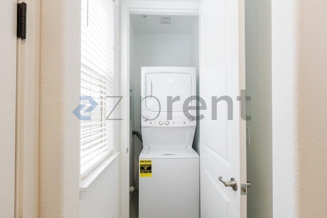 Building Photo - 6193 Oberlander Dr