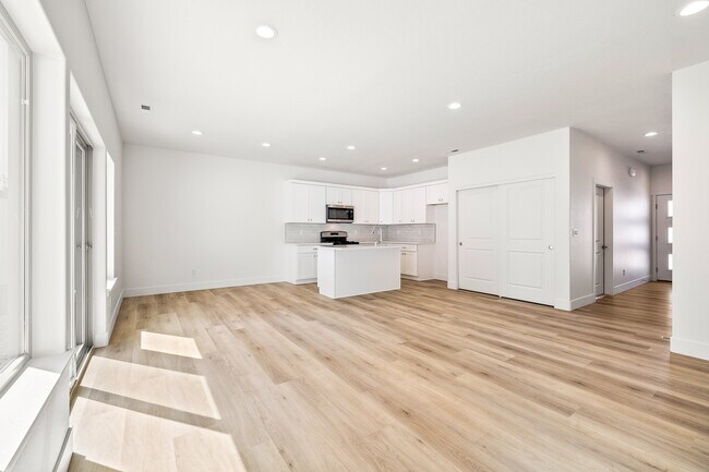 Building Photo - 1141 UnderwoodUnit 110
