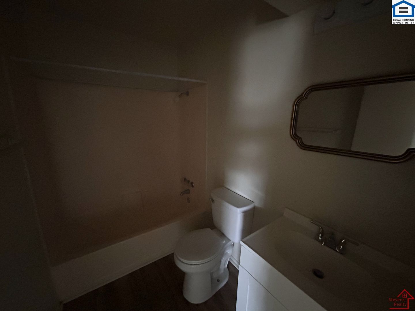 Building Photo - 1502 NW Kingsbury Ave