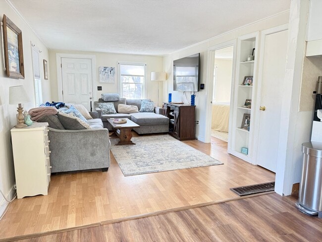 Building Photo - Sunny 1+ Bedroom Single family Home