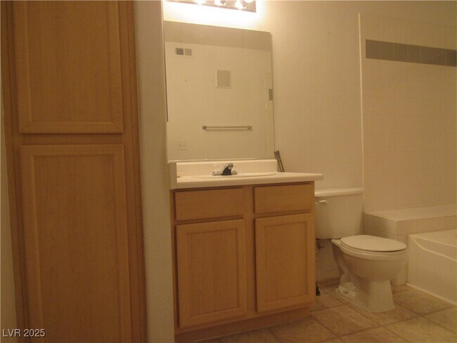 Building Photo - 950 Seven Hills Dr