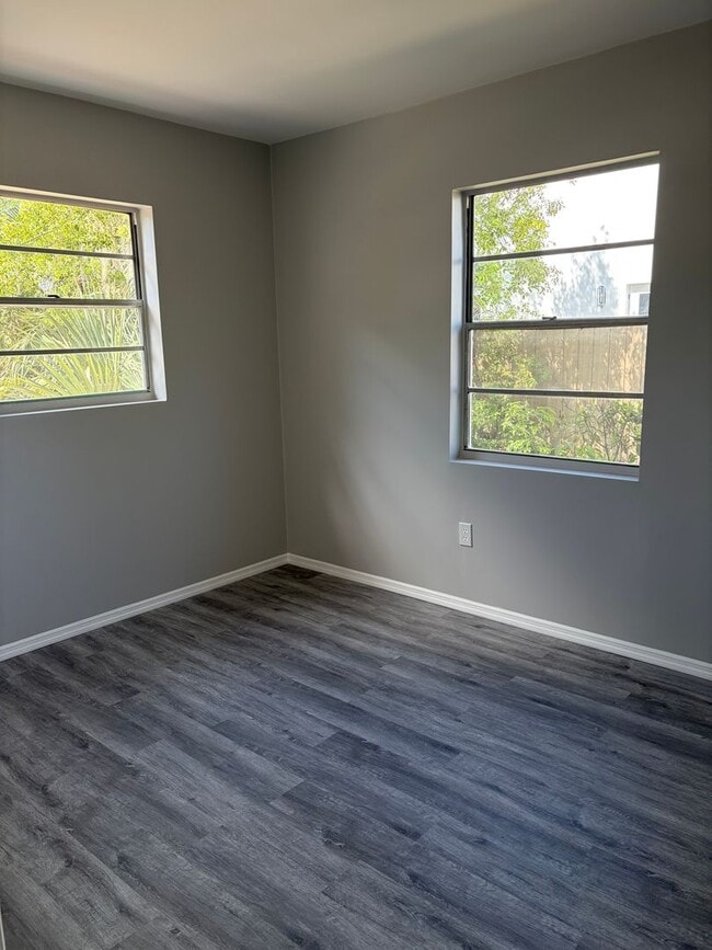 Building Photo - Newly Renovated 2 Bedroom Duplex in Maitland Available Now! Modern Finishes!