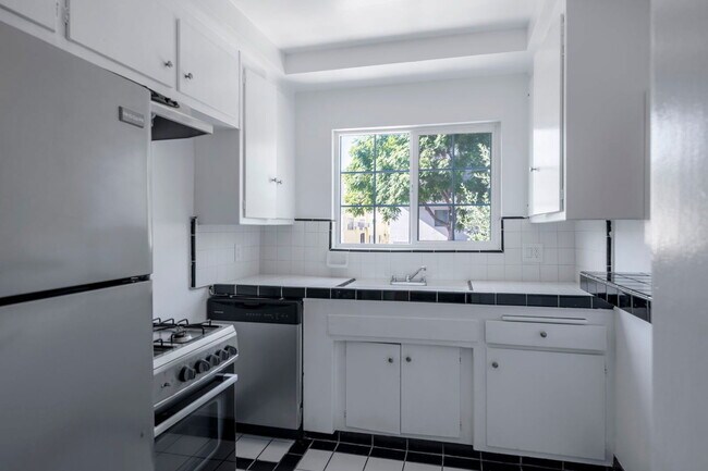 Building Photo - 1008 N Stanley Ave