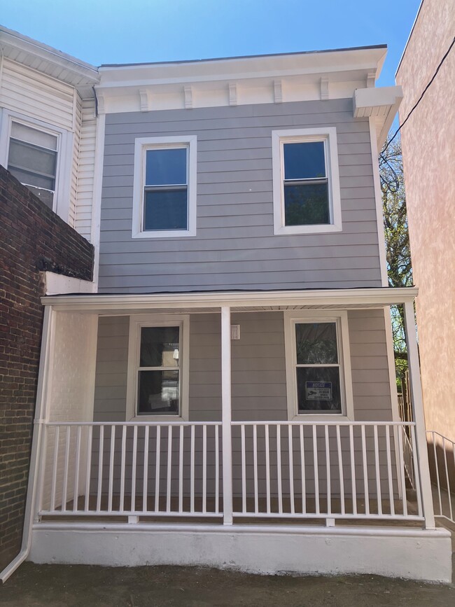 Building Photo - 564 Berkley St