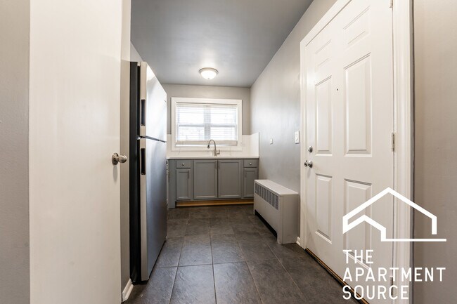 Building Photo - 7427 N Winchester Ave