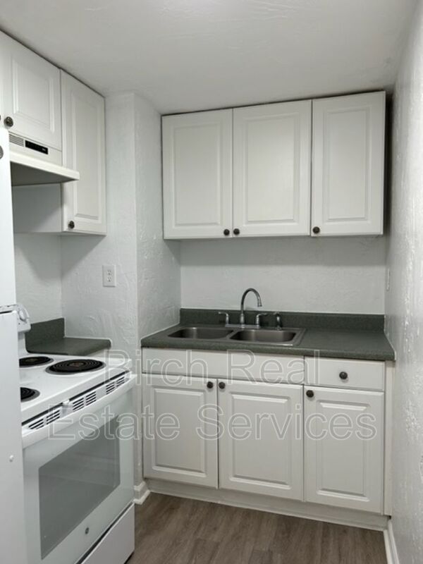 Building Photo - 837 10th Ave N