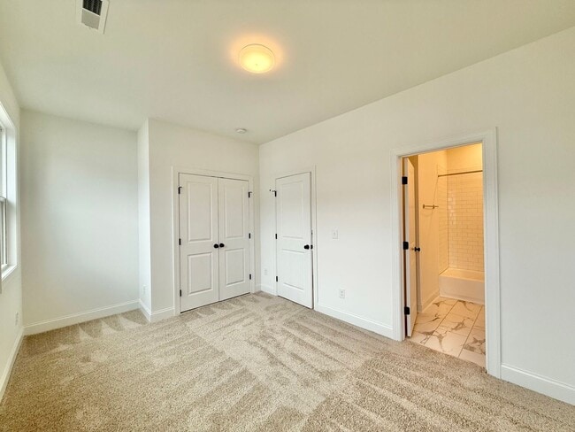 Building Photo - **OFFERING 1/2 OFF FIRST MONTH'S RENT** Newly Built 4BD, 3.5BA End-Unit Raleigh Townhome in a Gre...