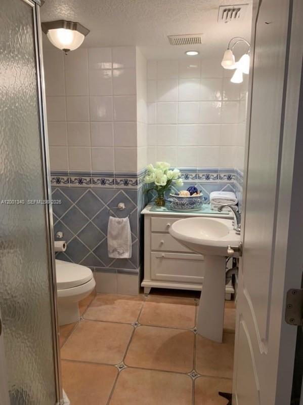 Building Photo - 2555 Collins Ave