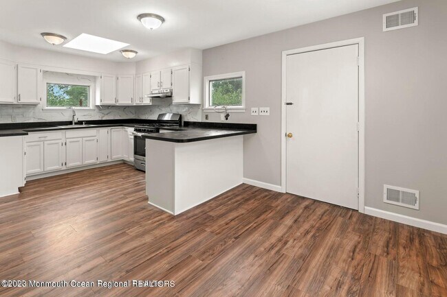 Building Photo - 292 Middle Rd