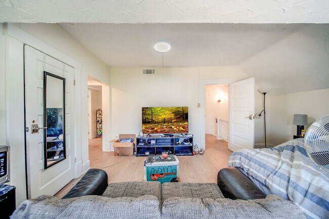 Building Photo - Massive Newly Renovated 11-Bedroom House o...