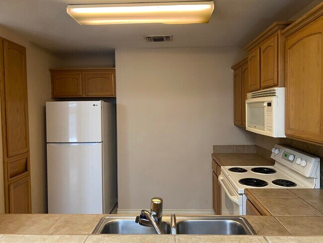 Building Photo - 9804 Cantera Ct
