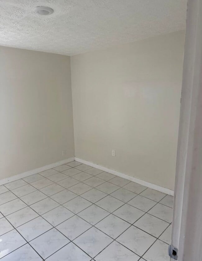 Building Photo - Private Bedroom w/ Private Bath in Spacious 1,100 Sq Ft Home – Prime Location