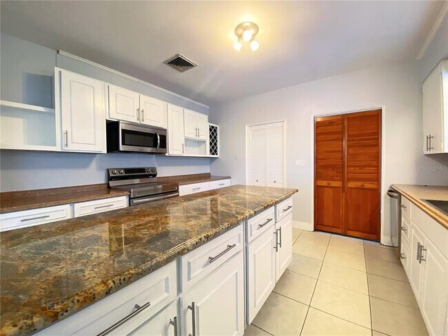 Building Photo - 902 S Scenic Hwy