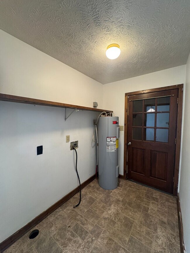 Building Photo - Cute 3 Bedroom Ranch with Large Yard