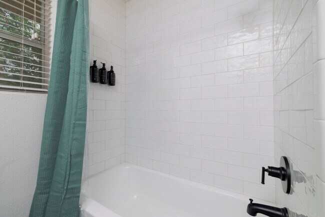 Building Photo - 420 Wilshire Dr