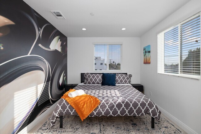 Building Photo - 4-Unit Townhome Community | Luxury Living Near DTLA