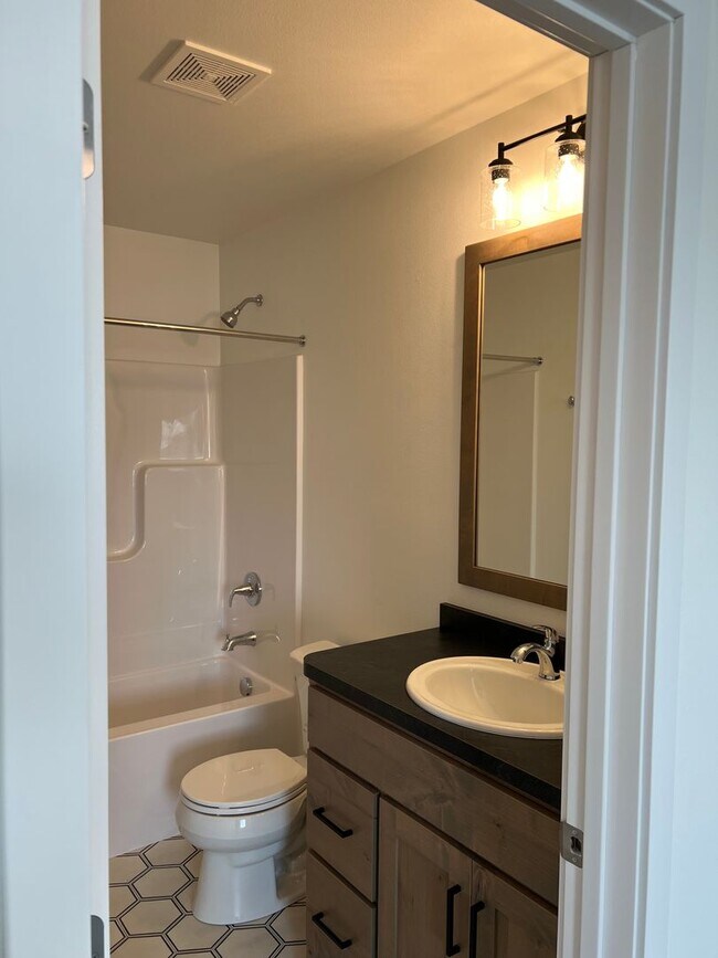 Building Photo - 4 Bed 3 Bath Single Family Home