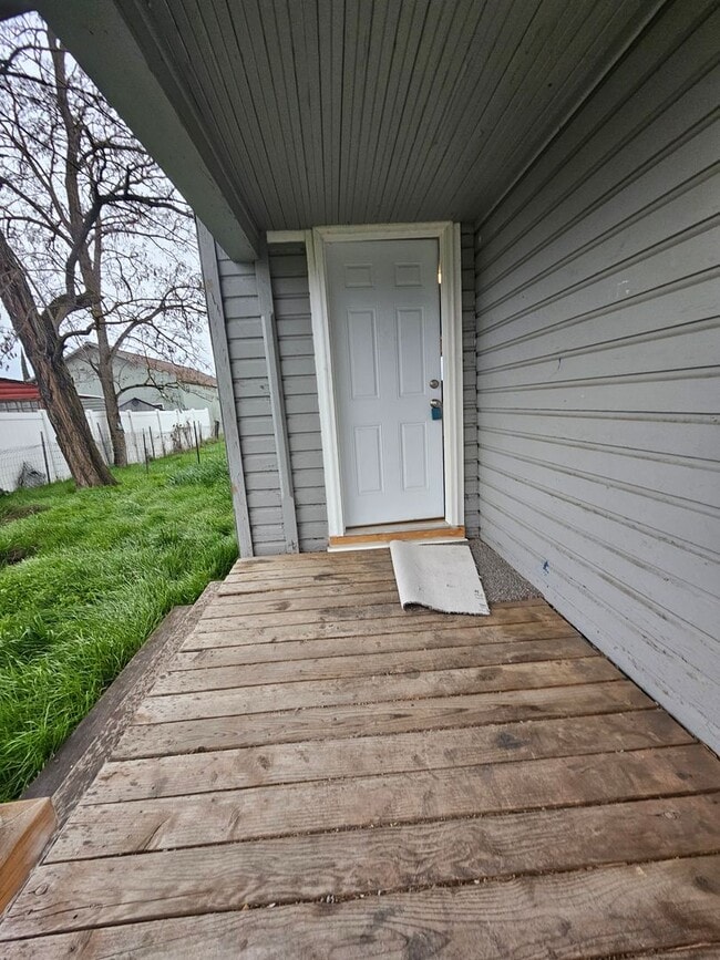 Building Photo - Almost 1300 sqft of Living Space with Plenty of Parking