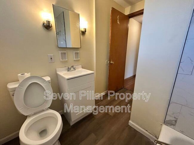 Building Photo - 323 S Napoleon Ave