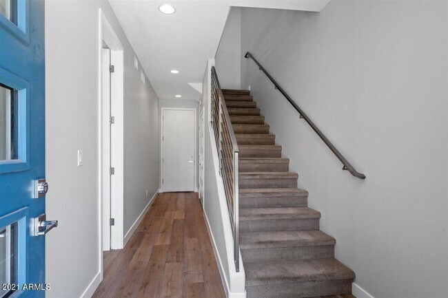 Building Photo - 1214 W 5th St