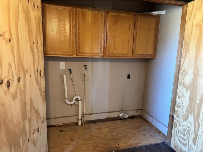 Building Photo - 353112 E 860 Rd