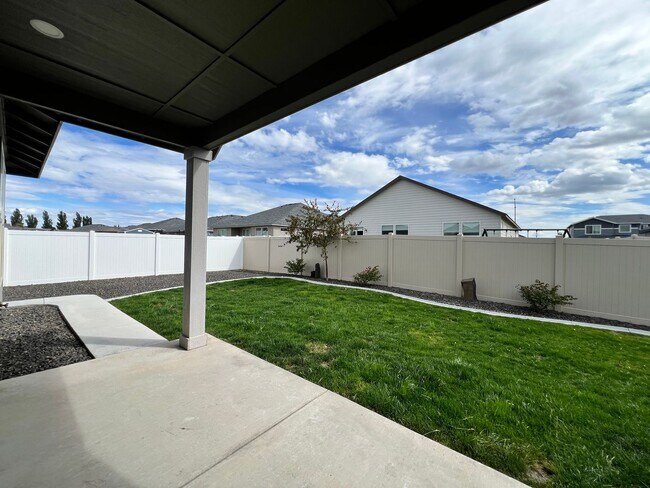 Building Photo - Newer Construction Home in Mae Valley!