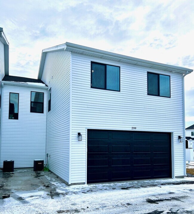 Building Photo - Peregrine Townhomes