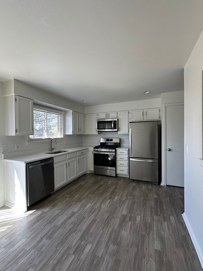 Building Photo - Spacious & Bright updated 3 bed 2 bath