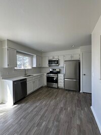 Building Photo - Spacious & Bright updated 3 bed 2 bath