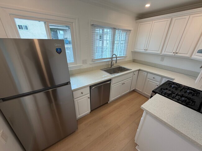 Kitchen (Upstairs) - 1754 N Alexandria Ave