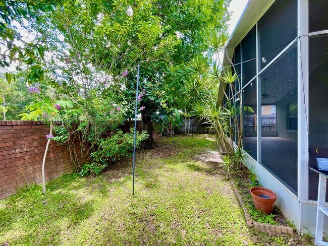 Building Photo - Modern 4-Bed, 2-Bath Solar-Powered Home Near UCF