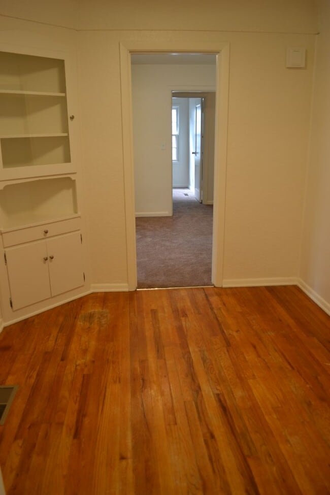 Building Photo - Quaint two-bedroom charmer in Northeast Salem
