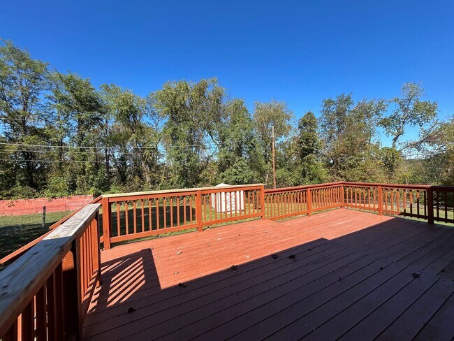 Building Photo - Charming Christiansburg home.