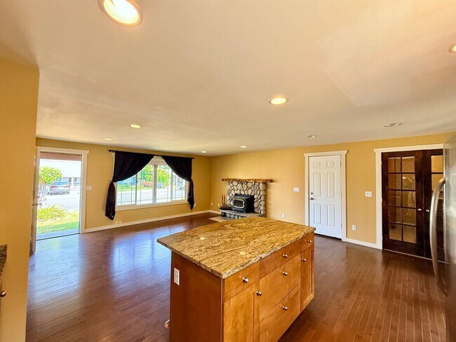 Building Photo - 6222 Bluff Pl