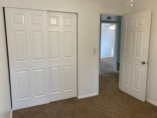 Building Photo - Well Kept 2 Bedroom Foxridge Condo W/Garag...