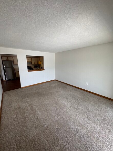 Building Photo - 2 Roedean Dr