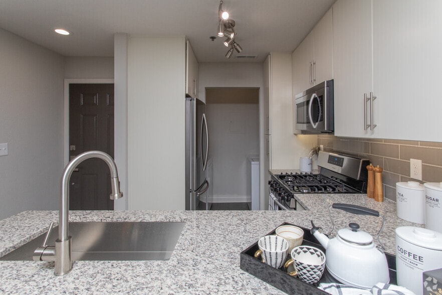 2BR, 2BA - 1076SF - Lumin East Cobb