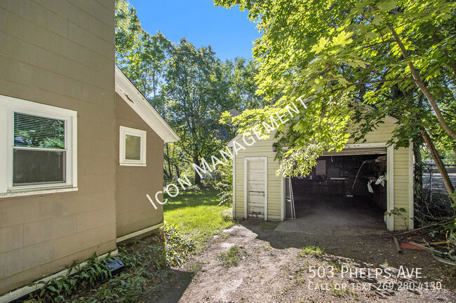 Building Photo - Cozy home with garage