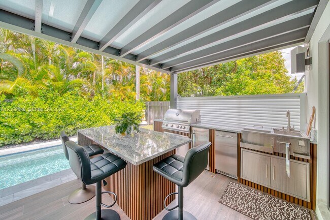 Building Photo - 1940 SW 32nd Pl