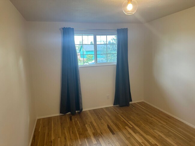 Building Photo - 3 bed, 1 bath house in a great neighborhood!