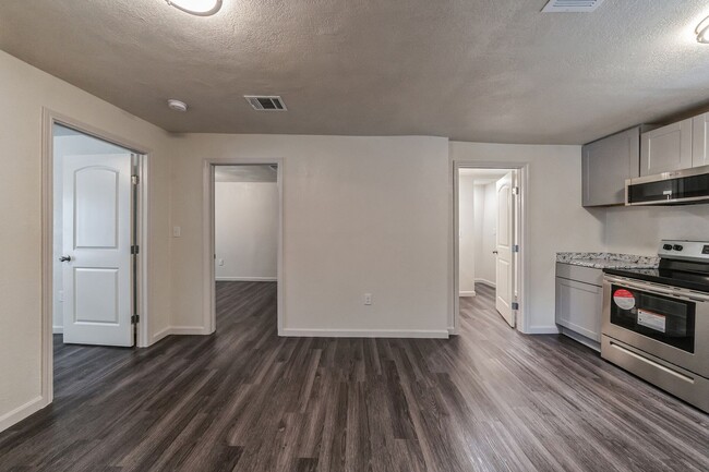 Building Photo - FOR LEASE 2/1  CORNER HOME